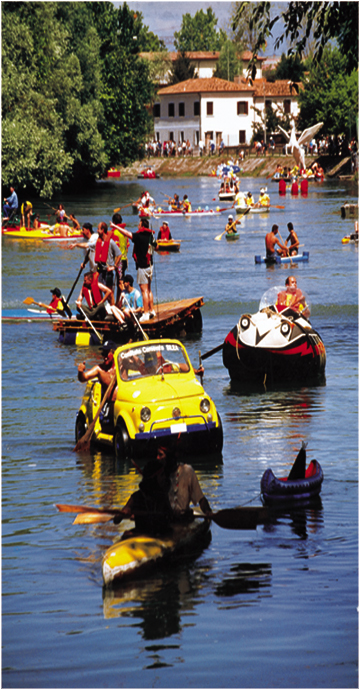 DISCESA FOLKLORISTICA A BORDO DELLE PARTICOLARI IMBARCAZIONI  - foto Francesco Zanatta