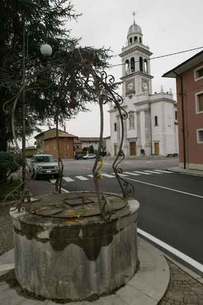 Chiesa parrocchiale di S. Vito con in primo piano il vecchio pozzo