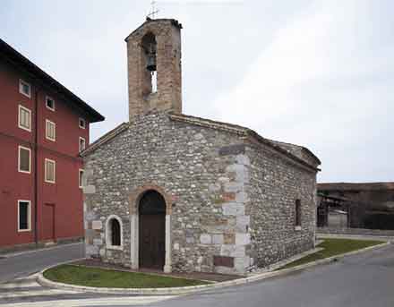 La chiesetta si S. Rocco posta all'entrata del paese