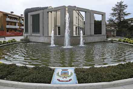 La fontana nella rinnovata piazza del municipio