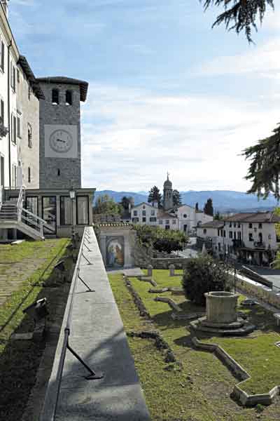 Colloredo di Monte Albano: torre portaia del castello e chiesa parrocchiale