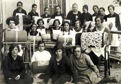 Gruppo di merlettaie di Fagagna che hanno continuato l'attività promossa da Cora (anni '40)