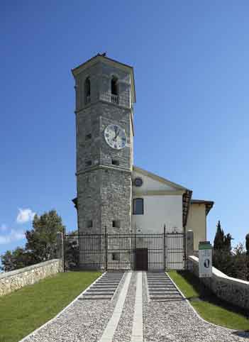 La restaurata Pieve con la possente torre pentagonale