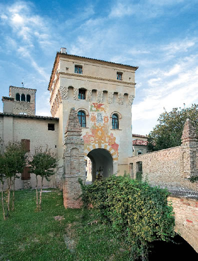 Sesto al Reghena  torre d’accesso al piazzale antistante  l’abbazia Benedettina  di Santa Maria in Sylvis. 