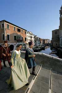 Una giovane coppia attraversa un ponte della città.