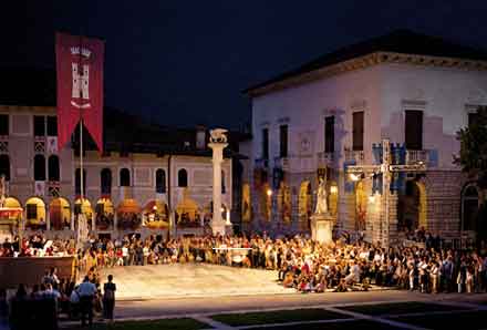 Piazza Maggiore celebra la ricorrenza della consegna delle chiavi della città.