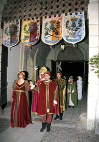 Corteo storico rittratto sotto gli stendardi delle quattro contrade del Palio.