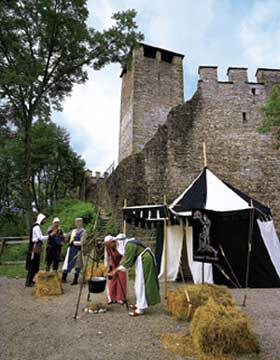 Mura della cortina del Castello di Zumelle.