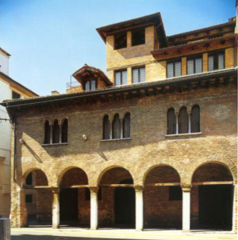 Casa Zanon Boccaliero, casa-fondaco del XIII secolo in Via Carlo Alberto