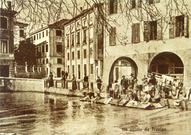 Lavandere sul Cagnan grande, in Pescheria, da una cartolina del primo Novecento